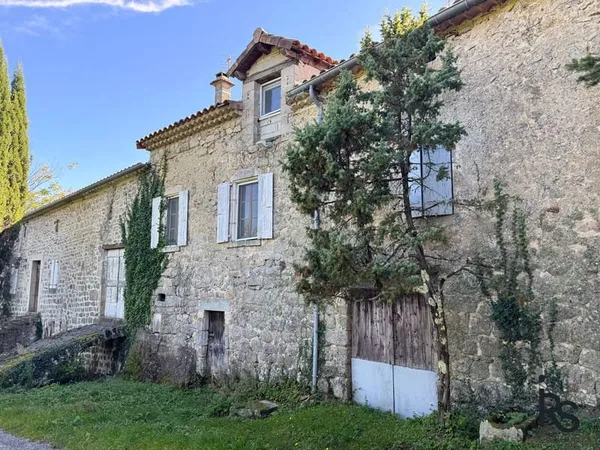 Une maison de hameau de 87 m2 habitables avec une cour et un