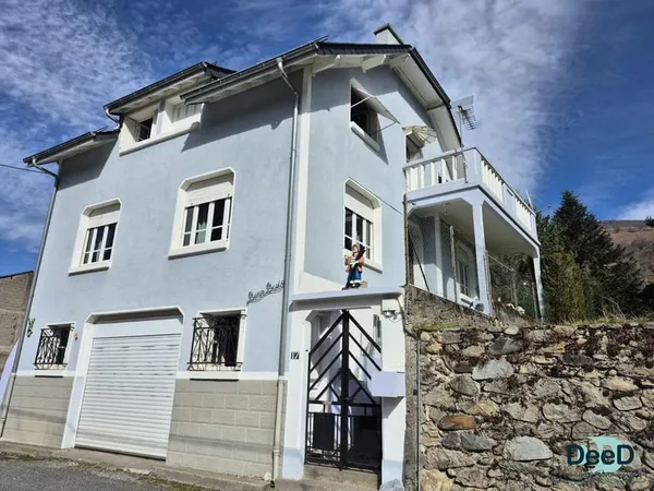 Maison d'habitation avec garage et jardin