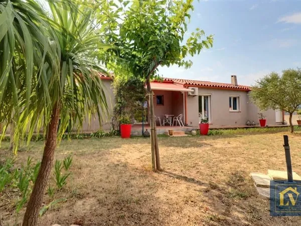 A vendre villa plain pied 5 pièces avec garages, jardin et piscine