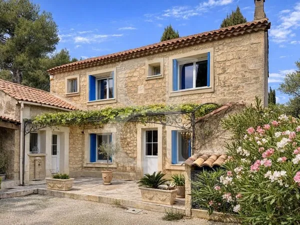 Superbe maison avec piscine dans le centre village de Paradou