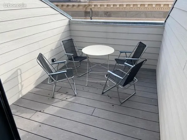 Appartement meublé refait à neuf avec clim convertible et terrasse tropézienne