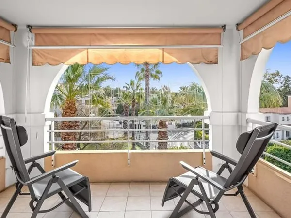 ANTIBES - La Tramontane : Appartement 3 pièces en dernier étage, commerces et plage à pied