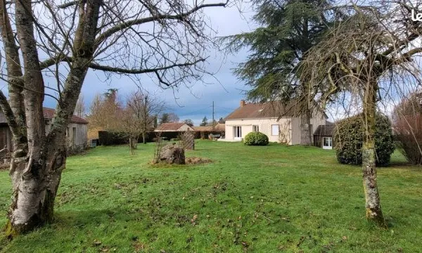 Maison avec étage indépendant, sous-sol complet et grand terrain arboré, proche des commerces