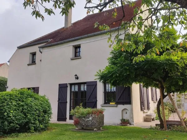 Maison de caractère avec grange et jardin paysager