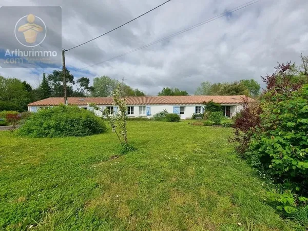 Bois de Céné Longère en pierre de 197m² + dépendances avec 8000m²