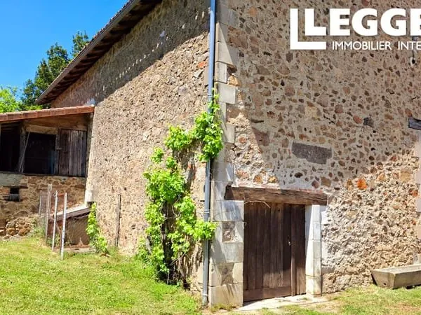 Grande grange avec jardin attenant et hangar.