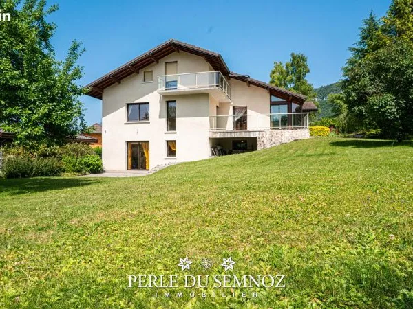 Maison familiale de 210 m2 - Terrain de 1 440 m2 à Vieugy