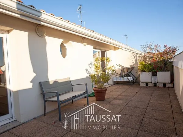 APPARTEMENT DUPLEX T3 AVEC TERRASSE VUE BASSIN- CASSY