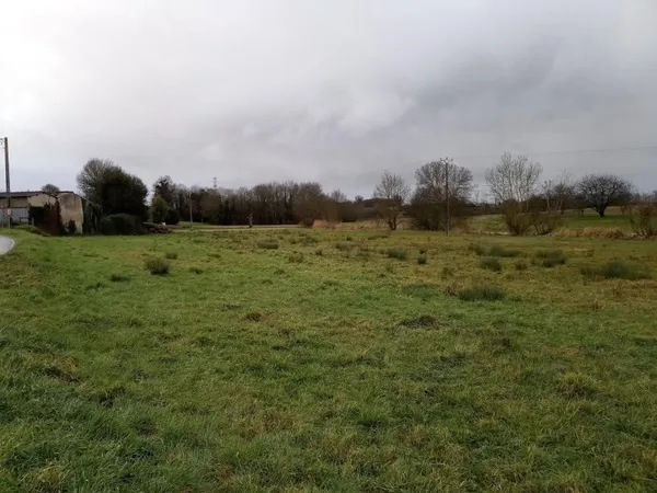 Grand terrain et batiments à la campagne