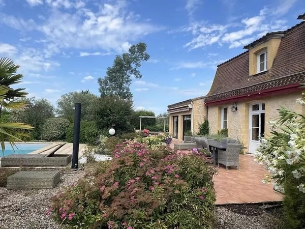 Maison 10 pièces 375 m²