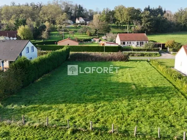 Terrain constructible de 1025 m2 à Chemilly