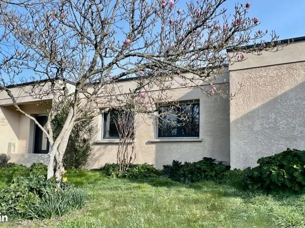Agréable villa d'architecte des années 75, de plain pied, rénovée et climatisée, à 10 minutes à pied