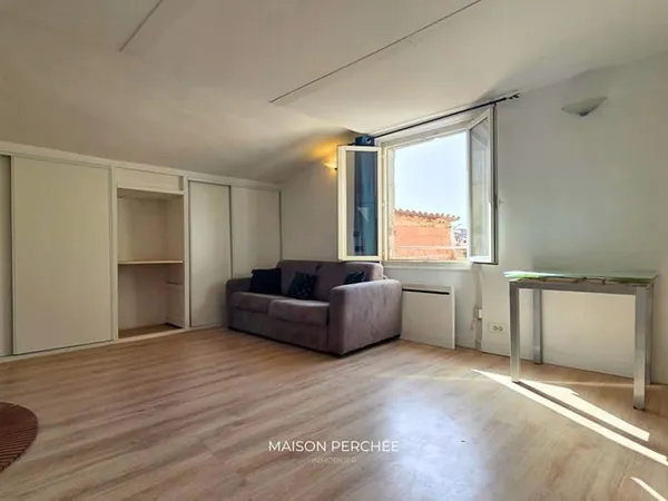 Studio rénové avec vue sur les toits / Draguignan Centre ancien