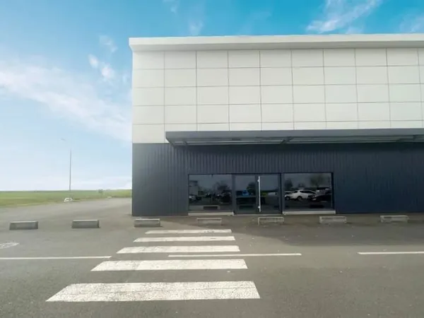 Commerce Location Neuville-de-Poitou  766m² 6585€