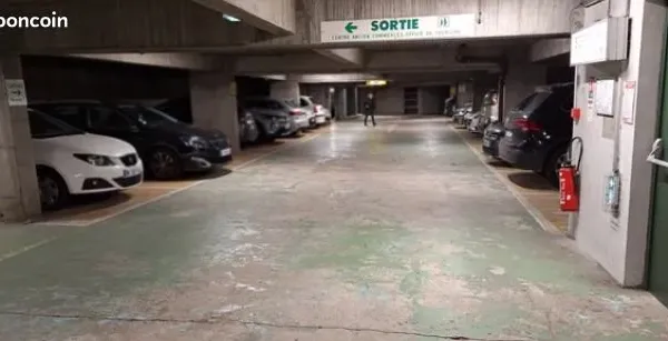 Parking pour grande voiture à Clichy à 100m de la ligne 14