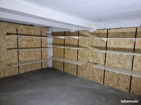 Box / Cave / Garde-meuble à louer - 24 m² + place de parking, secteur 1er Mai