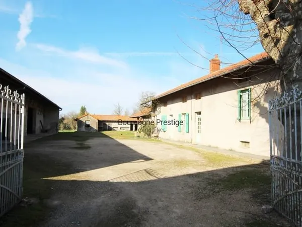 ANCIENNE FERME DE 134 M² ET DE NOMBREUSES DEPENDANCES SUR UN TERRAIN DE 1788 M²