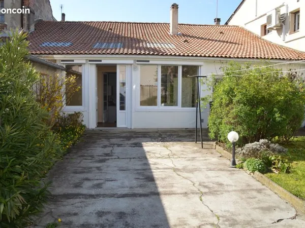 Maison de ville plain pied avec garage et jardin