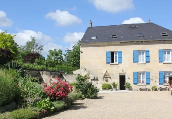 Grand bâtisse en pierres de taille avec garages, car-port et un grand jardin arboré entièrement clos