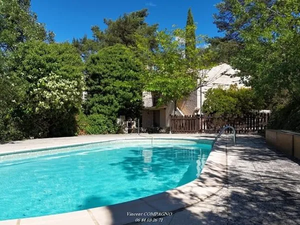 Maison avec piscine, vue lac et accès direct