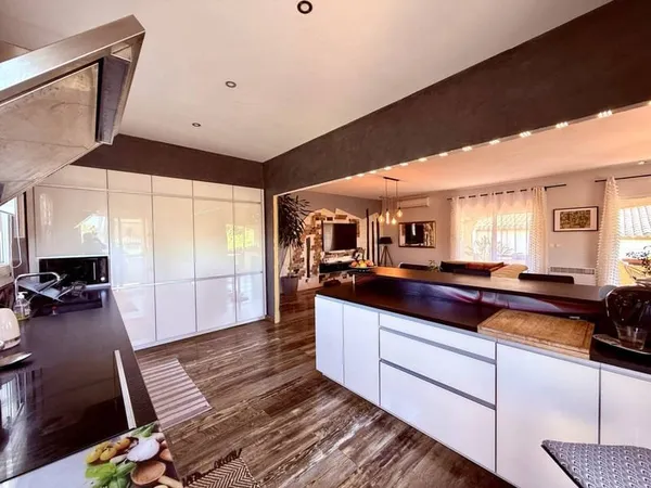 Maison 10 pièces 221 m²