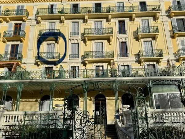 Studio idéalement situé dans un immeuble de caractère.