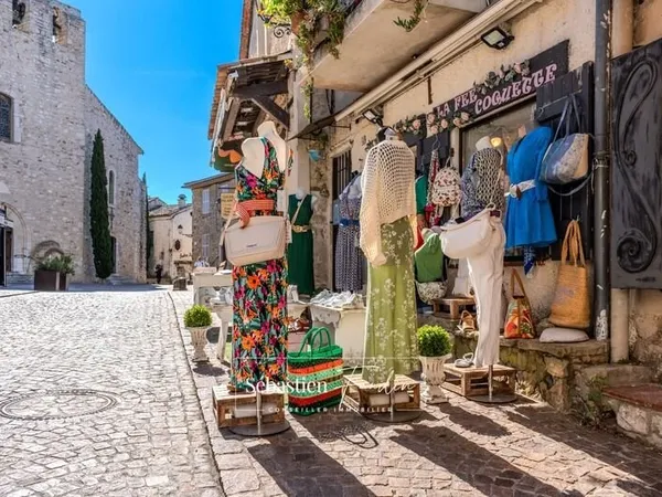 À CÉDER - Boutique de prêt-à-porter "La Fée Coquette" au coeur du village du Castellet (83) - Emplac