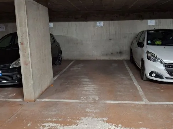 Place de parking garage à vendre