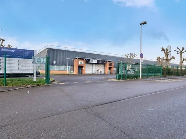 Local d'activité 724 m²