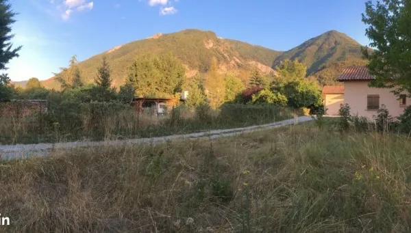 Cabanon en pierres sur terrain constructible Hautes-Alpes