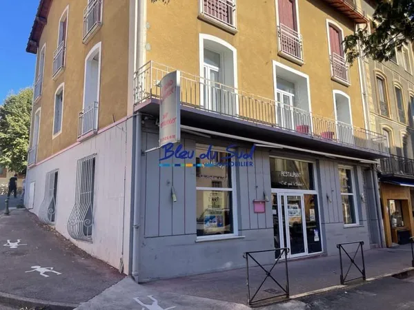 Ensemble immobilier avec bar, restaurant et appartement indépen