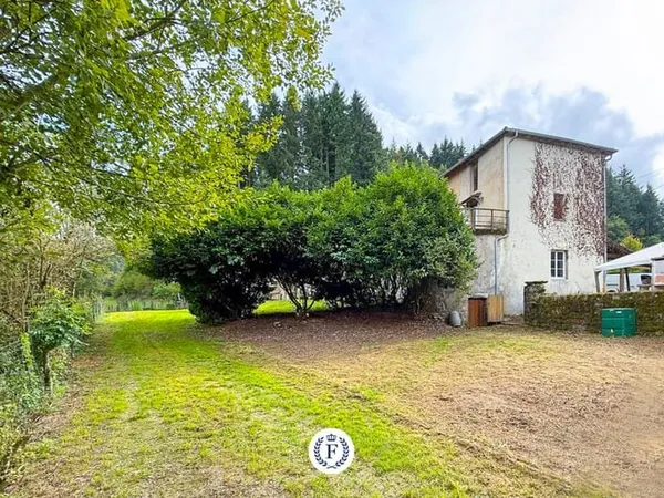 Ancienne auberge 224 m2, 6 chambres 1 bureau sur 1457 m2 de