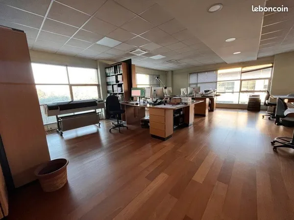 Local bureaux 247 m²