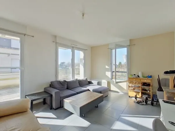 Grand T2 avec terrasse de 15m² et place de stationnement en sous-sol.