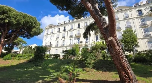 Cannes Alexandre III : Appartement Bourgeois rénové de 150 m2 dans superbe résidence avec parc