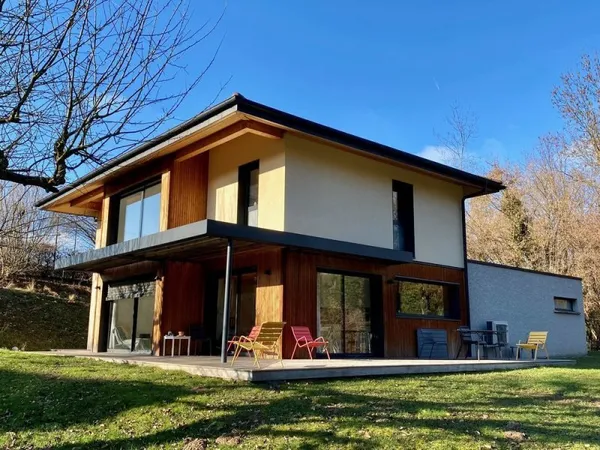 Villa contemporaine dans un écrin de verdure
