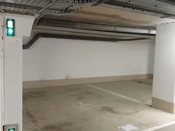 Place de parking souterrain - résidence sécurisée - centre ville proche métros - taille XXL