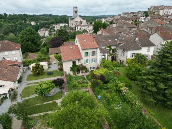 Grande maison de ville dans le centre d'une ville animée, excellente opportunité pour une chambre d'
