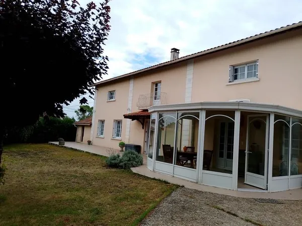 Grande maison charentaise avec dépendances