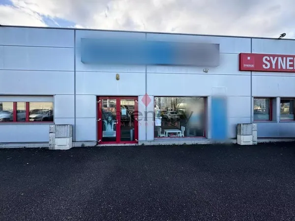 ILLZACH, île napoléon local commercial avec vitrine et stationnement