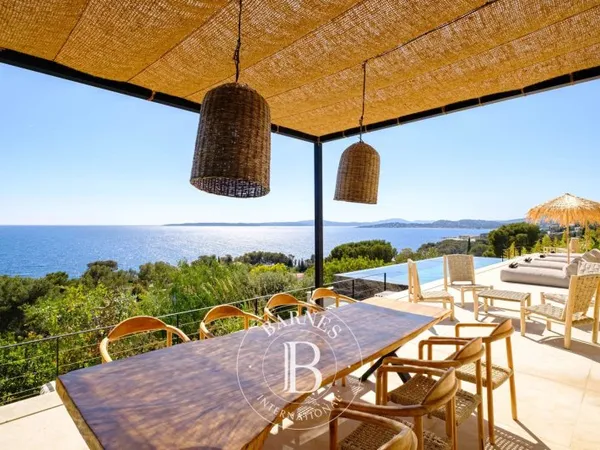 Villa contemporaine d'exception avec vue mer panoramique à pied des plages