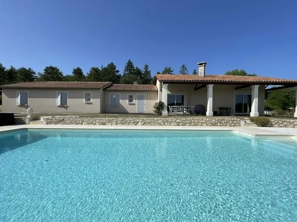 Belle maison de plain-pied avec piscine et dépendances