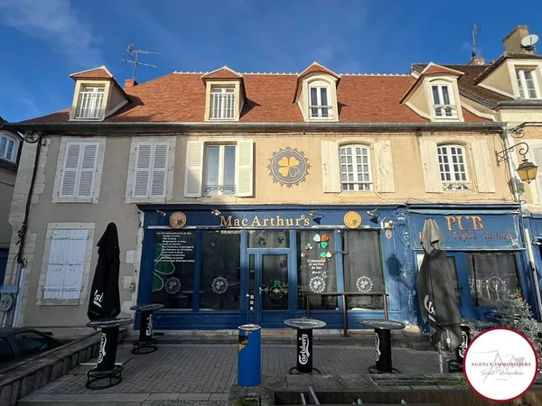 Immeuble de caractère avec local commercial et appartement - SAINT-AMAND-MONTROND