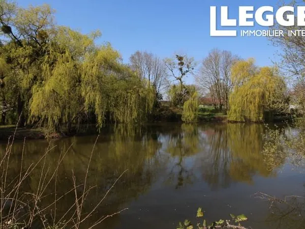Deux étangs de pêche sur un total de 9,2 Ha de terrain naturel situé entre Laval et Château Gontier.