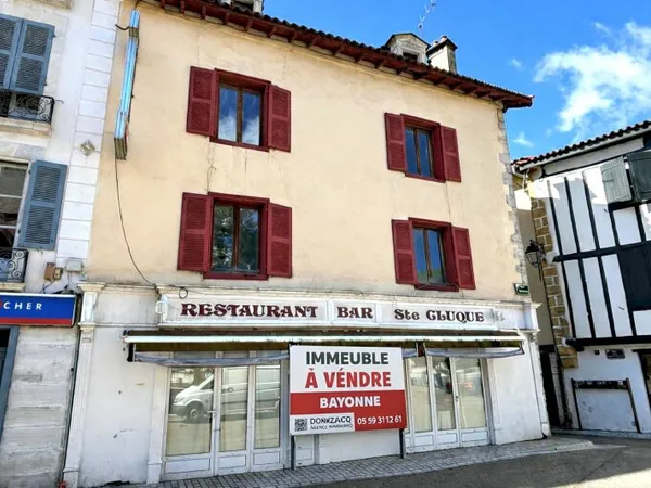 Bayonne coeur historique immeuble de 260 m² habitable dont 90 m2 local commercial