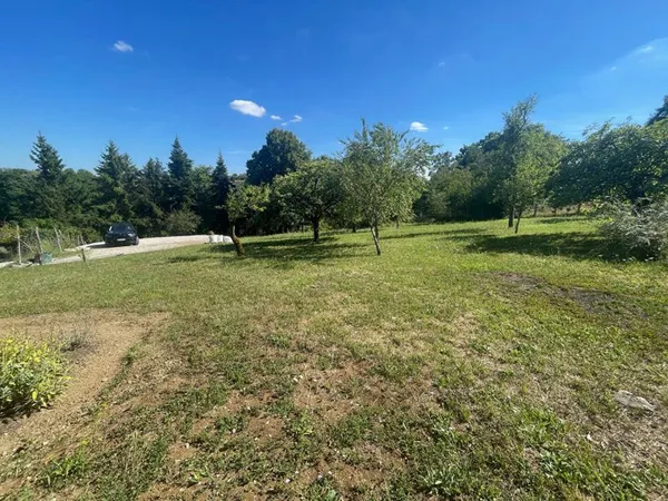 Terrain 2233 m²