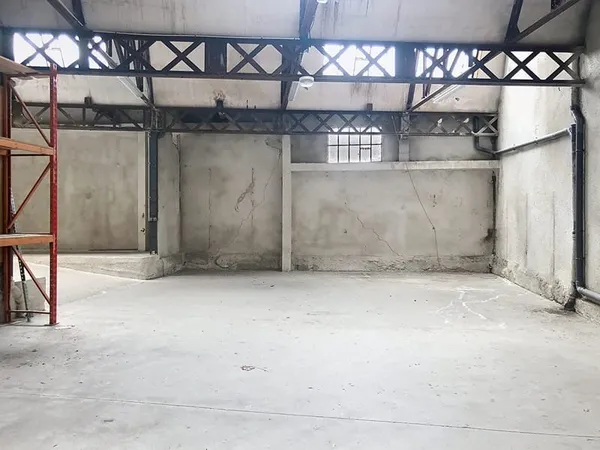 Entrepôt avec partie bureau à louer dans le centre ville Yssingeaux