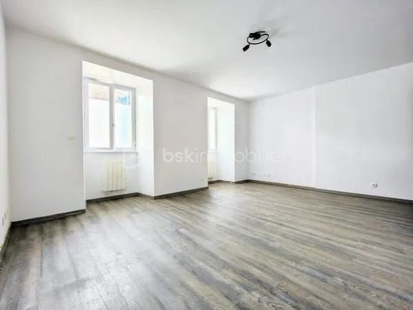 Appartement type studio rénové en rez de chaussée
