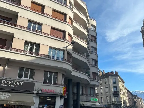 Appartement Place de l'Etoile à rénover Grenoble 3 pièces 69 m2 DPE C