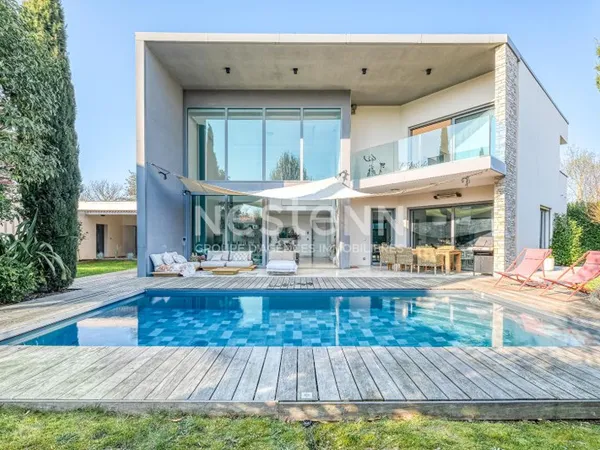 Maison d'exception 7 pièces de 270 m² à Chessy - Prestations haut de gamme